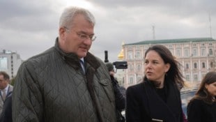 Von links: Der ukrainische Außenminister Andrii Sybiha und seine deutsche Amtskollegin Annalena Baerbock (Bild: AP/Anatolii Stepanov)