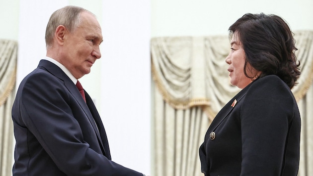 From the left: Russia's ruler Vladimir Putin and North Korea's Foreign Minister Choe Son Hui (Bild: AFP/APA/Pool/Mikhail Tereshchenko)