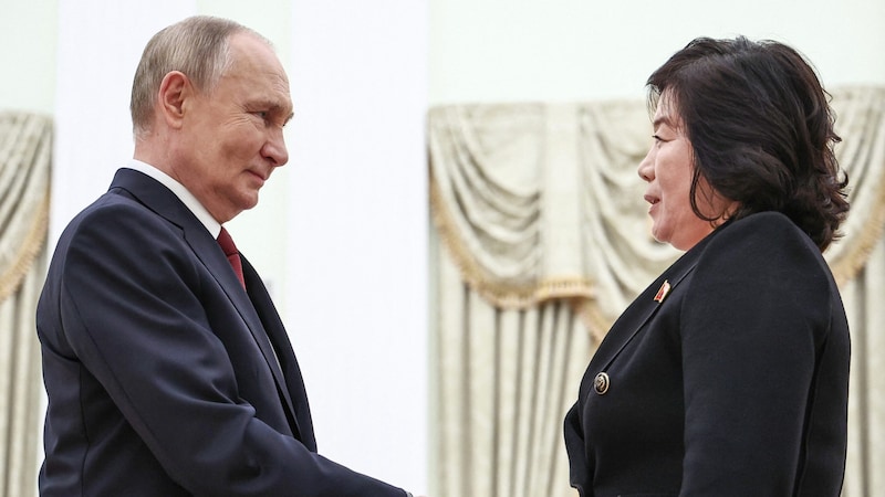 Von links: Wladimir Putin und Choe Son Hui (Bild: AFP/APA/Pool/Mikhail Tereshchenko)