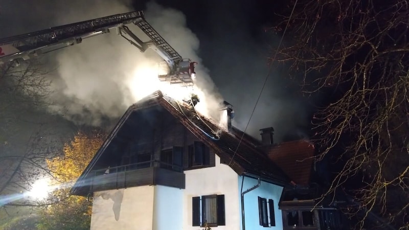 Der Brand konnte noch in den Abendstunden unter Kontrolle gebracht werden. (Bild: FF Kirschentheuer)