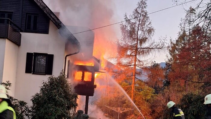 Beim Eintreffen der Feuerwehren stand das Dach und ein Balkon bereits in Vollbrand.