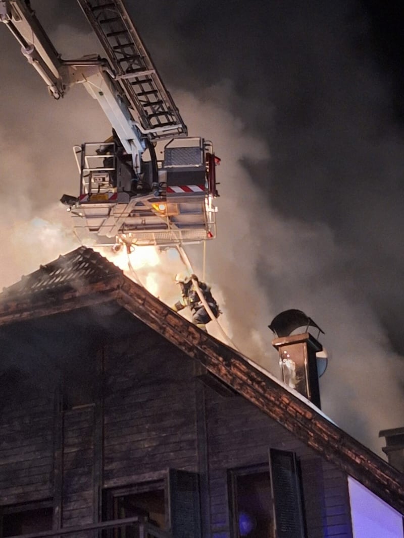 Mit schwerem Atemschutz rückten die Feuerwehrleute auch aufs Dach aus. (Bild: ÖA-Team FF Köttmannsdorf)