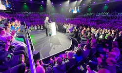 Christopher Drexler inmitten der Arena