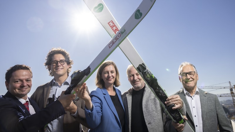 Study author Robert Steinegger, cable car chairman Fabrice Giradoni, Provincial Councillor for Economic Affairs Barbara Eibinger-Miedl, deputy chairman of the sports trade Harald Scherz and Hans Spreitzhofer, chairman of the tourism and leisure industry (from left). (Bild: Helmut Lunghammer)