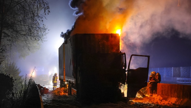 Der Lkw brannte am Montagabend aus (Bild: Matthias Lauber/laumat.at)