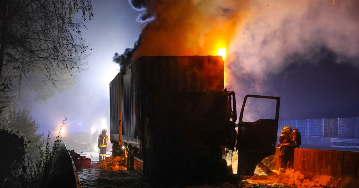 Truck on fire - The night was lit up by a fire on the highway | krone.at