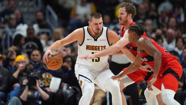 Close defeat for Jakob Pöltl (center) (Bild: Copyright 2024 The Associated Press. All rights reserved.)