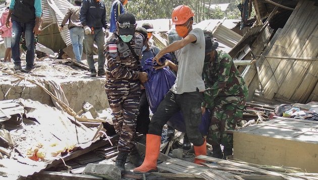 Many hours after the disaster, rescue workers are still searching for victims in the rubble. (Bild: AFP)