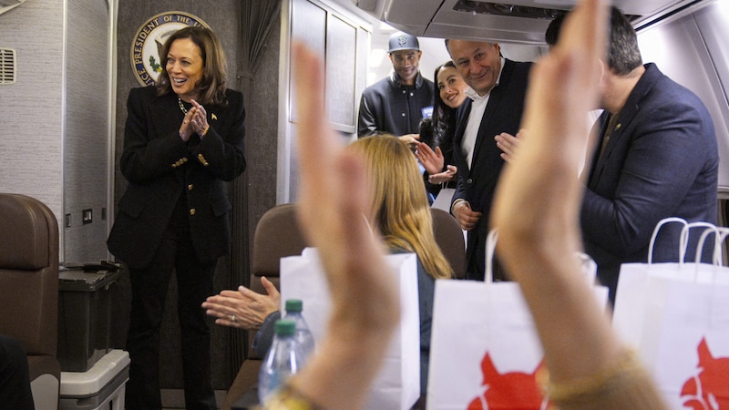 Kamala Harris an Bord der Air Force Two (Bild: AFP)