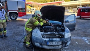 Die alarmierte Feuerwehr führte noch Nachlöscharbeiten durch. (Bild: Feuerwehr Tux, Krone KREATIV)