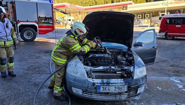 Die alarmierte Feuerwehr führte noch Nachlöscharbeiten durch. (Bild: Feuerwehr Tux, Krone KREATIV)