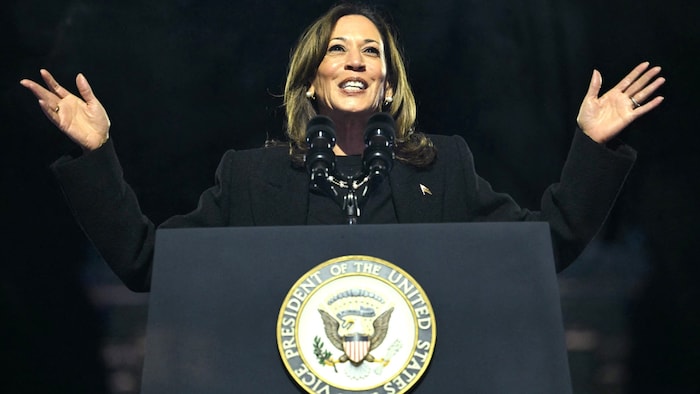 Kamala Harris bei ihrem letzten Wahlkampfauftritt in Philadelphia