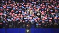 Kamala Harris sprach in Philadelphia vor Zehntausenden Fans. (Bild: AP/Matt Slocum)