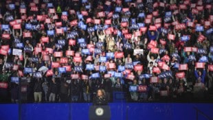 Kamala Harris sprach in Philadelphia vor Zehntausenden Fans. (Bild: AP/Matt Slocum)