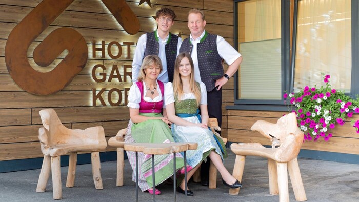 Die Gastgeber-Familie Waldner und das Wohlfühl-Team freuen sich darauf, die Gewinner im Hotel ...