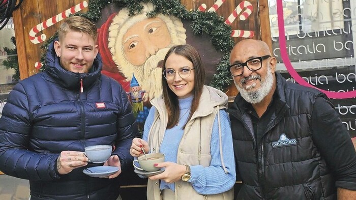 Vanessa und Dennis haben sich schon vor dem traditionellen Opening einen Glühwein in der Bar ...