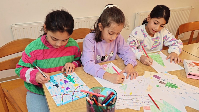 Auch die Kinder im Caritas-Lerncafé Graz-Eggenberg freuen sich über Geschenke. Sie haben schon weihnachtliche Zeichnungen angefertigt. (Bild: Jauschowetz Christian/Christian Jauschowetz)