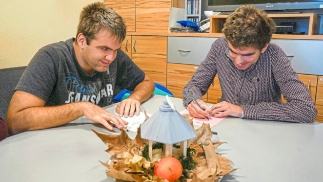 Bewohner eines Caritas-Hauses für Menschen mit Behinderung im Burgenland haben ihre Wünsche ans Christkind zu Papier gebracht. (Bild: Caritas Burgenland/Katja Hammerschmidt)