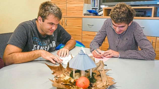 Bewohner eines Caritas-Hauses für Menschen mit Behinderung im Burgenland haben ihre Wünsche ans Christkind zu Papier gebracht. (Bild: Caritas Burgenland/Katja Hammerschmidt)