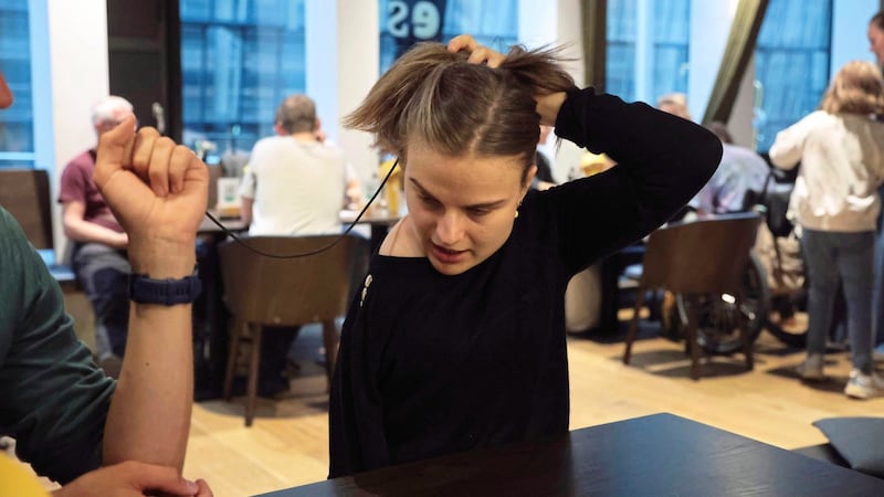 Heidi Ulm shows how the hair tie is applied with just one hand. It is attached to a door handle, for example. (Bild: Johanna Birbaumer)