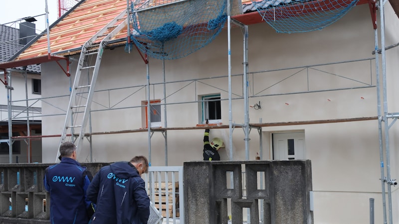 Einsatzkräfte entfernten die Folien vor den Fenstern und belüfteten das Haus (Bild: Matthias Lauber/laumat.at/laumat)