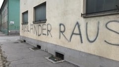 Die verwerfliche Parole an einer Hauswand (Bild: https://www.facebook.com/petra.zerner)