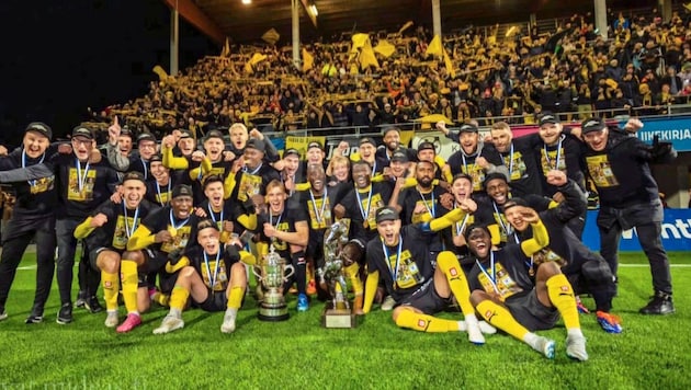 Johannes Kreidl (middle, with the left trophy) celebrates the double with KuPS! (Bild: Johannes Kreidl)