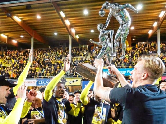 Kreidl celebrates the seventh championship title with team and fans! 