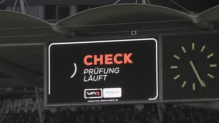 Für strafbare Handspiele gibt es neue UEFA-Weisungen. 