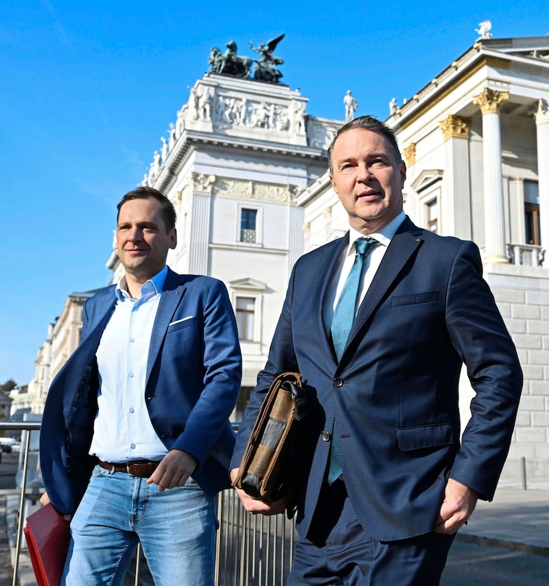 Babler und Kucher am Weg zu den Verhandlungen.  (Bild: APA/HELMUT FOHRINGER / APA / picturedesk.com)