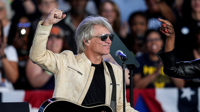 Jon Bon Jovi hat seine Stimme zurückerlangt und setzt diese für Kamala Harris ein. (Bild: APA/AP)