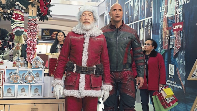 Der Weihnachtsmann hat in „Red One“ einen eigenen Bodyguard, den Dwayne Johnson mimt – ab Donnerstag im Kino. (Bild: © 2022 Amazon Content Services LLC)