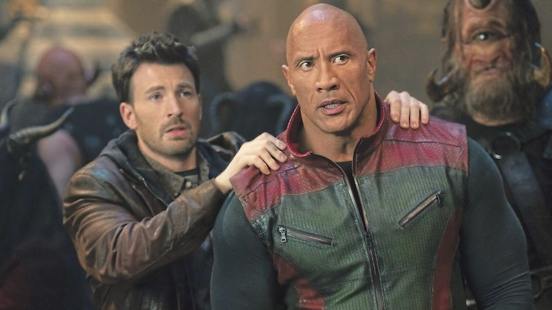 Der Weihnachtsmann wird entführt und es ist die Aufgabe von Dwayne Johnson und Chris Evans, ihn zu finden – am Weg zum Happy End warten viele Abenteuer. (Bild: © 2022 Amazon Content Services LLC)