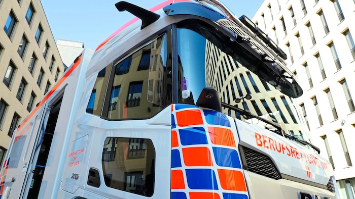 Rückspiegel sucht man an dem Fahrzeug vergeblich. Stattdessen gibt es Kameras für den ...