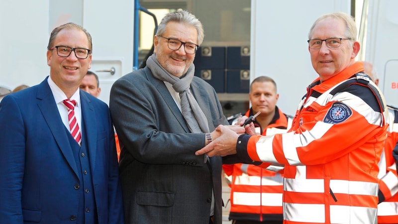 Rettungschef Rainer Gottwald und Gesundheitsstadtrat Peter Hacker übergaben das Fahrzeug nun an die Mannschaft. (Bild: Holl Reinhard)