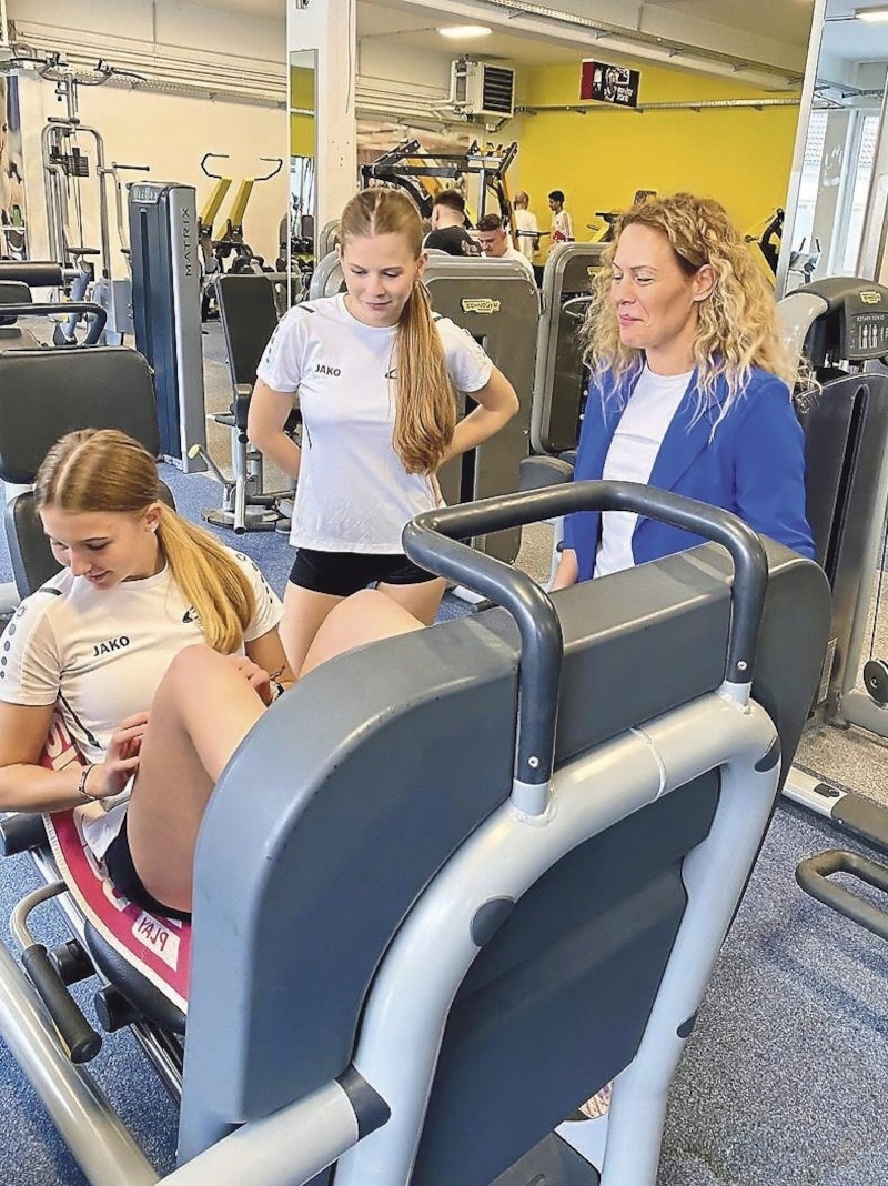 Emily Wolf, Rosa Wiesler mit Professorin Kinga Lukacs Fekete. (Bild: BORG Güssing)