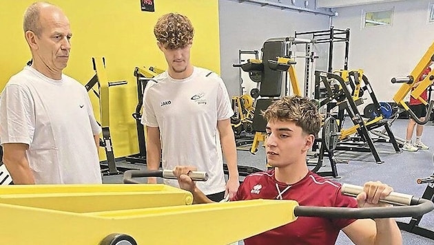 Die Absolventen Sebastian Töltl und Konstantin Wagner mit Trainer Jürgen Irion.  (Bild: BORG Güssing)