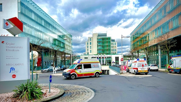 The 57-year-old was taken to the Kepler University Hospital in Linz. (Bild: Horst Einöder/Flashpictures)