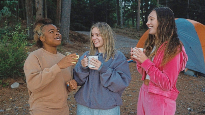 Eine Campingnacht mit Freundinnen im Wald führt für Elliott zu der Begegnung mit ihrem 20 Jahre ...