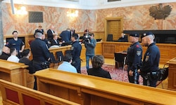 Die Angeklagten im Schwurgerichtssaal zu Beginn des Strafprozesses im November 2024.