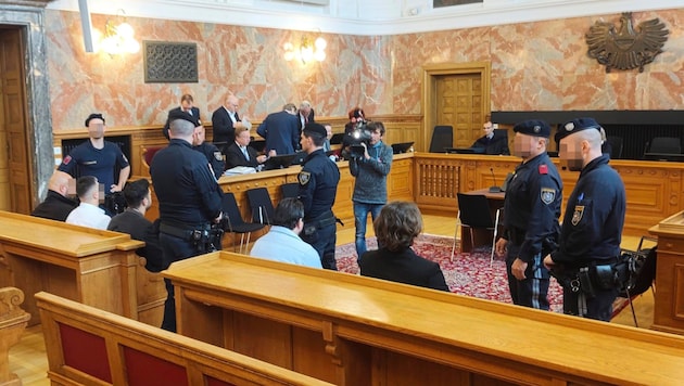 The trial began on Tuesday in the largest courtroom of the Salzburg Provincial Court. (Bild: Lovric Antonio/Antonio Lovric, Krone KREATIV)