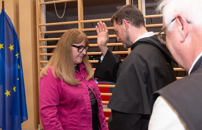Father Berhard Lang gave the new mayor his blessing. 