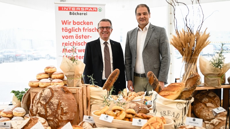 Spar-OÖ-Chef Jakob Leitner und Johannes Holzleitner (re.) freuen sich über den Neubau in Marchtrenk. (Bild: Wenzel Markus)