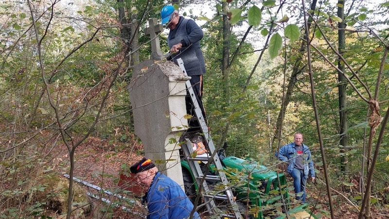 A few days before the act of vandalism, the beautification association cleaned all 14 memorials. The volunteers removed algae and moss. (Bild: ZVG)