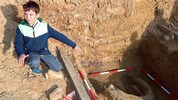 Henri Pingitzer an der Fundstelle mit seiner Entdeckung.
