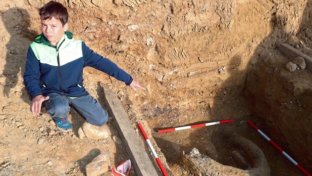 Henri Pingitzer at the site with his discovery. (Bild: Reinhard Judt)