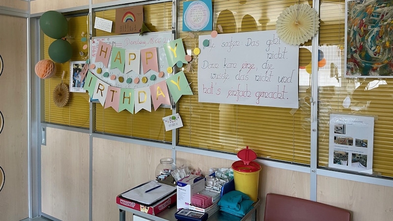 Anna celebrated her 14th birthday in the intensive care unit and encouraging banners were hung up for her. (Bild: zVg)