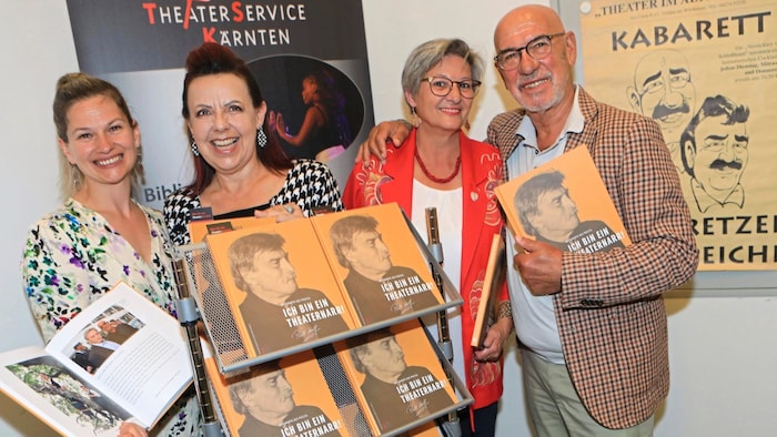 Theresa Thum, Beatrix Erlacher-Heinzl, Claudia Peichl und Otto Retzer bei der Präsentation des Peichl-Buches „Ich bin ein Theaternarr!“ Der Satz steht auch auf der neuen Skulptur.