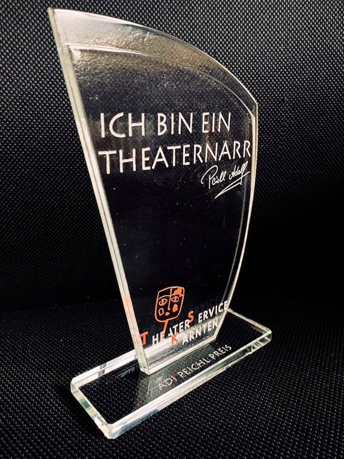 Christine Starzacher hat die Glasskulptur angefertigt, den Adi-Peichl-Preis.
