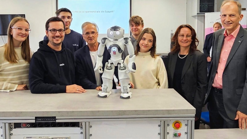 Graduate Alexander Windbichler (second from left) equipped the new HTL lab with cloud provider Anexia. (Bild: Tragner Christian/Christian Tragner)